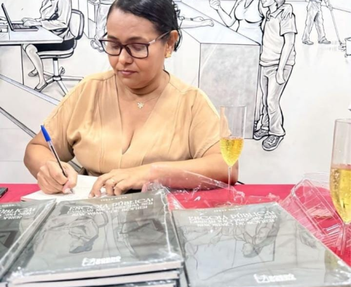 Professora Ivete Silva lança livro na sede da APLB em Paulo Afonso